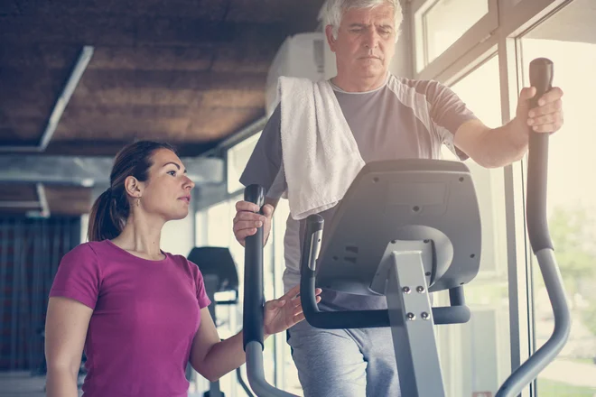 Ljudje si s fitnes pojavnimi oblikami lajšajo bolečine v hrbtenici, izboljšujejo psihofizično stanje, se pripravljajo na&nbsp;rekreativno&nbsp;ali športno udejstvovanje, starejši skrbijo za svojo vitalnost. FOTO: Shutterstock