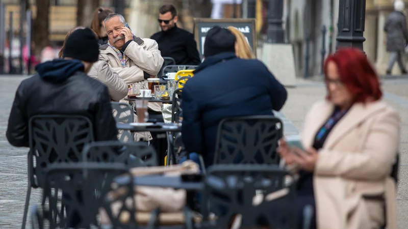 Fotografija: V Novem mestu so odprli gostinske vrtove. Glede na to, da jugovzhodna Slovenija ne izpolnjuje več pogojev za rumeno fazo, utegne vlada sprejeti kakšne spremembe na ravni posameznih statističnih regij. FOTO: Voranc Vogel/Delo