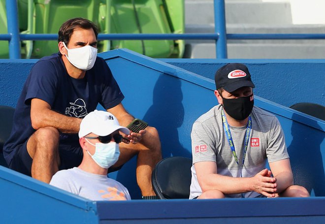 Roger Federer se je s tribune preselil na igrišče. FOTO: AFP