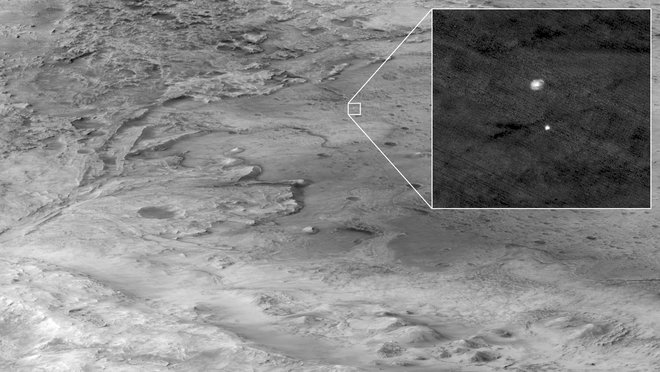Takole je MRO posnel padalo roverja Perseverance, ko je ta 18. februarja pristajal na Marsu. FOTO: NASA/JPL-Caltech/University of Arizona 