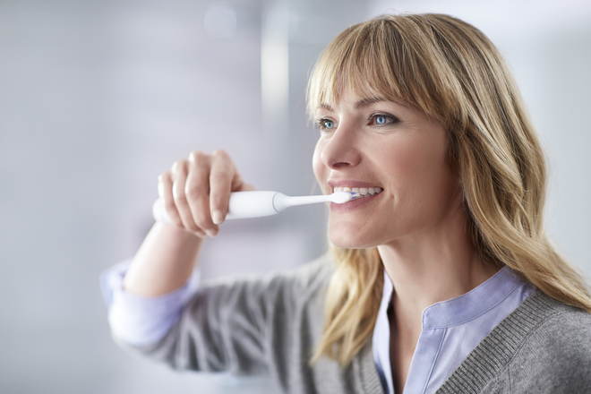 Napredna sonična tehnologija Philips Sonicare omogoča izjemno dnevno čiščenje, tako da brizga vodo med zobe ter s ščetkami drgne in odstranjuje razpadle obloge. FOTO: Philips Sonicare