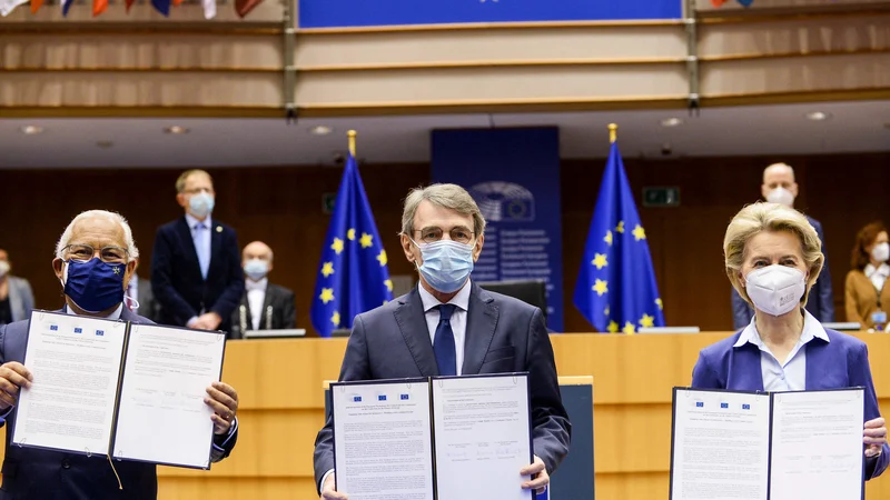 Fotografija: Slovesnost, na kateri so sodelovali predsednica evropske komisije Ursula von der Leyen, predsednik evropskega parlamenta David Sassoli in predsedujoči svetu EU, portugalski premier António Costa, je bila sklepno dejanje dolgega procesa priprav. Foto: Johanna Geron/Afp