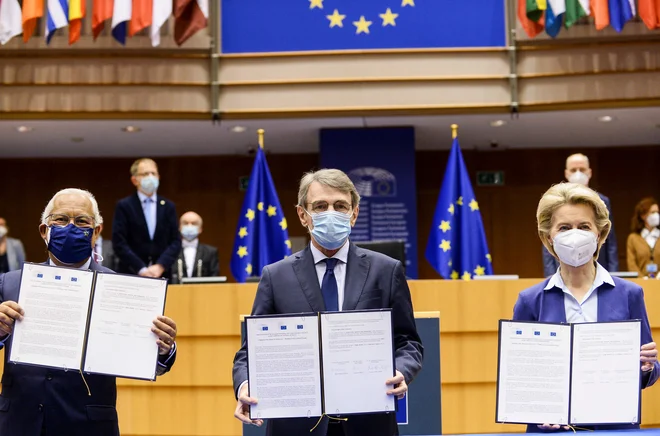Slovesnost, na kateri so sodelovali predsednica evropske komisije Ursula von der Leyen, predsednik evropskega parlamenta David Sassoli in predsedujoči svetu EU, portugalski premier António Costa, je bila sklepno dejanje dolgega procesa priprav. Foto: Johanna Geron/Afp