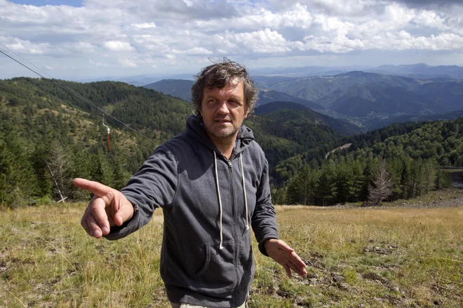 Tudi režiser Emir Kusturica meni, da prvi mož SANU nima pravice do javnega izražanja lastnega mnenja, če ga predhodno ne uskladi z vsemi akademiki. FOTO: Matej Družnik/Delo