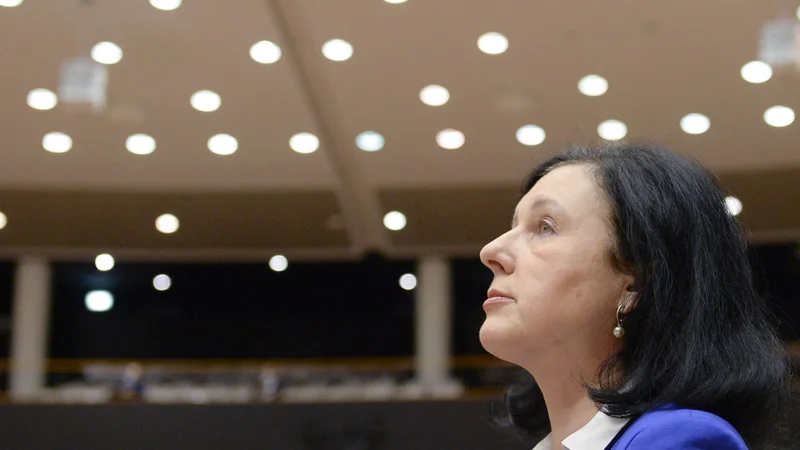 Fotografija: »Močni voditelji so tisti, ki sprejemajo različnost mnenj, ne tisti, ki poskušajo utišati kritične glasove,« je ocenila Věra Jourová. Foto Johanna Geron/AFP