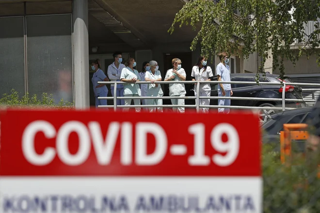 Poslanci SD, LMŠ, Levice in SAB tako predlagajo višji dodatek za neposredno delo s covidnimi bolniki, ki bi znašal 65 odstotkov urne postavke osnovne plače zaposlenega. FOTO: Leon Vidic/Delo