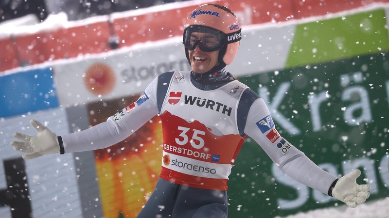 Fotografija: Stefan Kraft ni skrival navdušenja po podvigu v Oberstdorfu, kjer se je prvič v sezoni veselil (posamične) zmage. FOTO: Kai Pfaffenbach/Reuters
