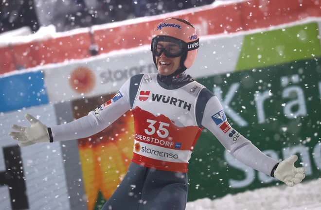 Stefan Kraft ni skrival navdušenja po podvigu v Oberstdorfu, kjer se je prvič v sezoni veselil (posamične) zmage. FOTO: Kai Pfaffenbach/Reuters