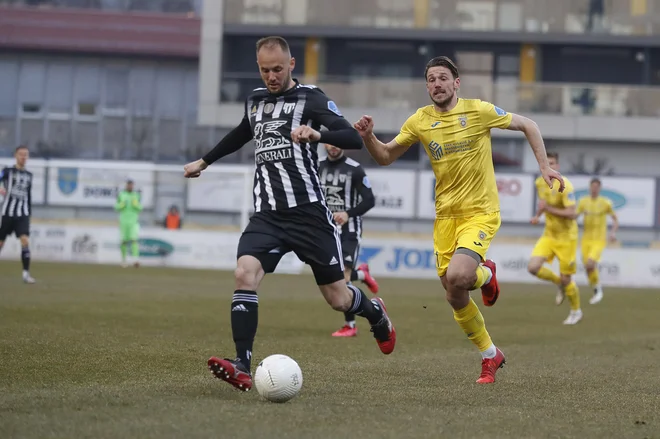 V Domžalah smo videli več zanimivih dvobojev in igro kar visokega ritma. FOTO: Leon Vidic/Delo