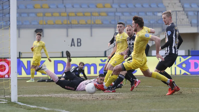 Fotografija: Domžale in Mura sta se razšla brez zmagovalca in sta osrečila Olimpijo ter Maribor, ki bosta imela danes zahtevna teklmeca v Taboru in Kopru. FOTO: Leon Vidic/Delo