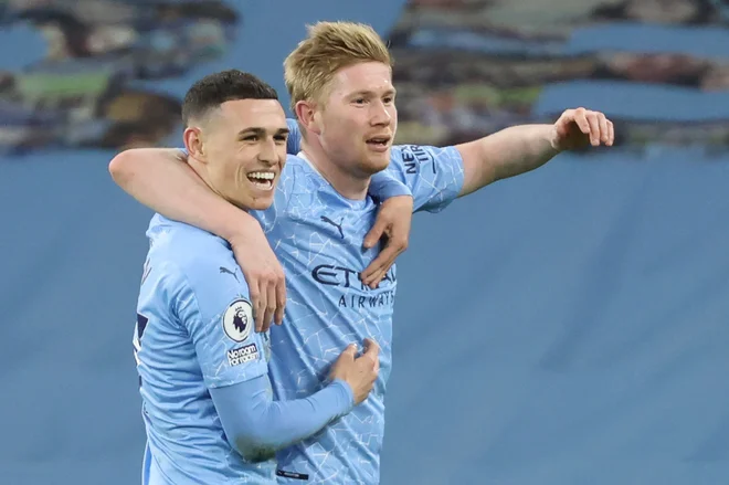 Kevin De Bruyne (desno) in Phil Foden sta se veselila petih golov Manchester Cityja. FOTO: Clive Brunskill/AFP