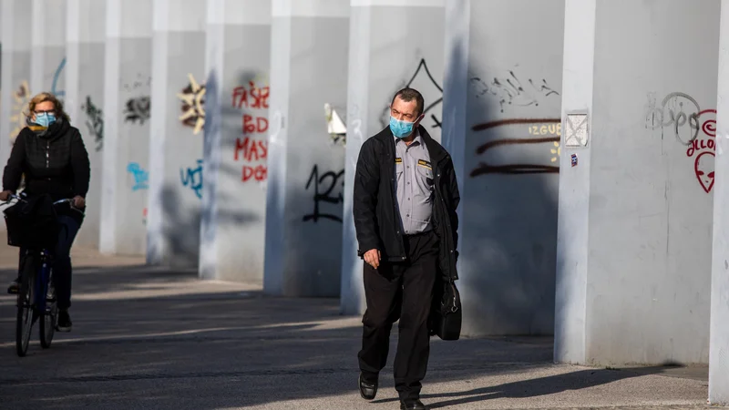 Fotografija: Vlada je podaljšala razglasitev epidemije za še trideset dni. FOTO: Voranc Vogel/Delo