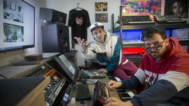 Fotografija: Ustvarjalna Boštjan Nipič - Nipke in Damjan Jovič v domačem studiu. FOTO: Jure Eržen