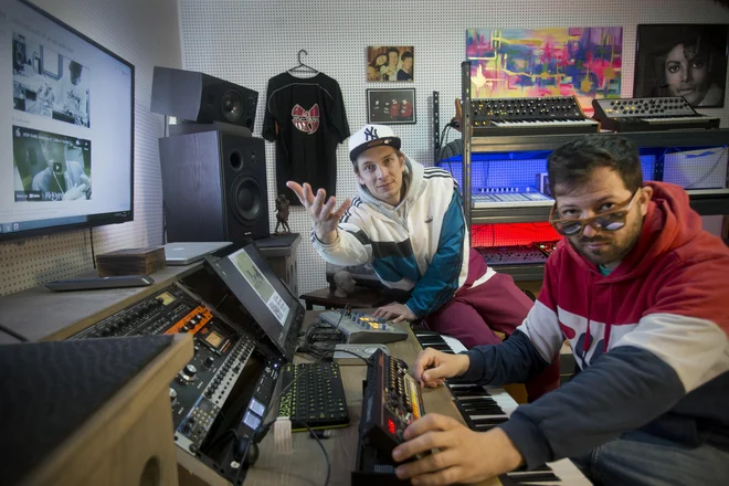 Ustvarjalna Boštjan Nipič - Nipke in Damjan Jovič v domačem studiu. FOTO:&nbsp;Jure Eržen