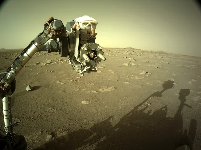 Rover pogosto fotografira sebe. Inženirji tako vidijo, v kakšnem stanju je. FOTO: NASA/JPL-Caltech/ASU