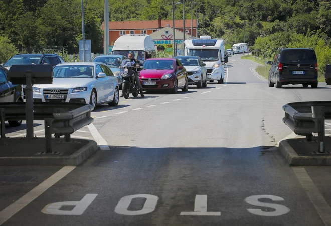 Tranzitni promet proti Hrvaški naj bi se nekoč usmeril po hitri cesti iz Kopra na Dragonjo, kar bi sprostilo pritisk na medkrajevni promet v slovenski Istri. FOTO: Jože Suhadolnik/Delo