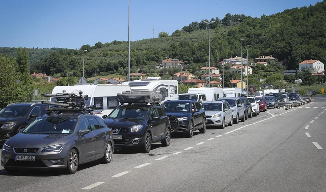 Župani slovenske Istre so se pri ministru za infrastrukturo Jerneju Vrtovcu zavzeli za pospešitev načrtovanja odseka med Koprom in Dragonjo. FOTO: Jože Suhadolnik/Delo