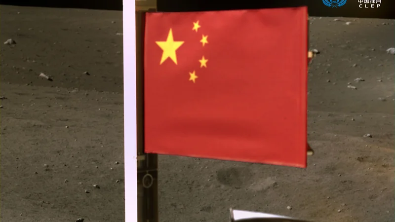 Fotografija: Kitajska je lani na Luni pobrala tudi nekaj vzorcev in takrat simbolično razvila svojo zastavo. FOTO: China National Space Administration (CNSA)/CNS/AFP