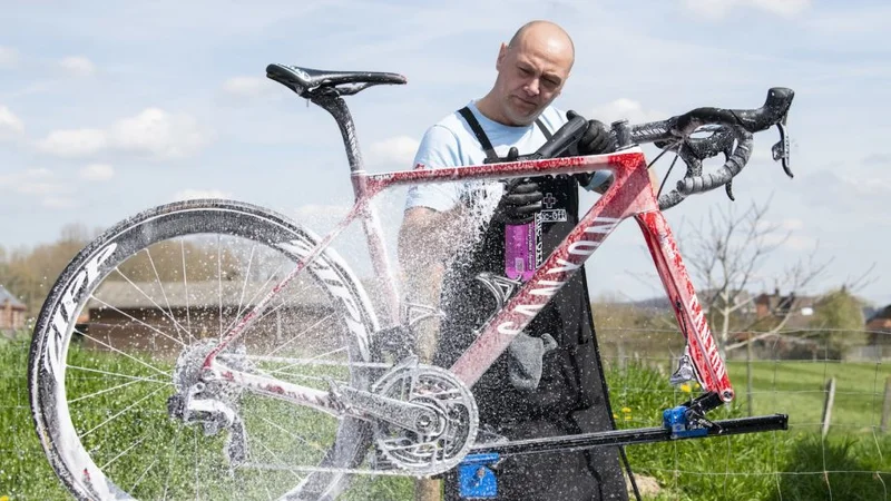 Fotografija: Lansko leto se je na trgu pojavil prvi visokotlačni čistilec samo za kolesa in motorje. Krasna pogruntavščina. Ima nastavek, ki je namenjen za čiščenje kolesa in nastavek za motorna kolesa. FOTO: Arhiv proizvajalca