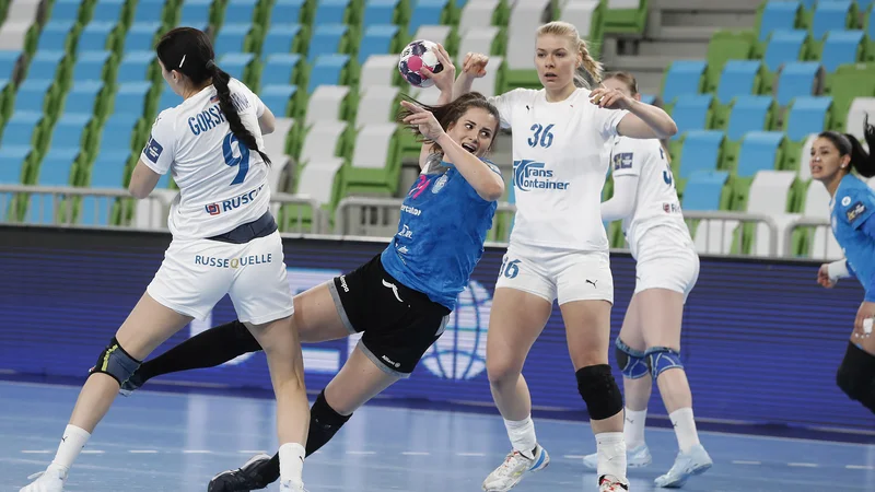 Fotografija: Nataša Ljepoja (z žogo) pričakuje, da bo CSKA v Moskvi igral bolje, kot je v Ljubljani. FOTO: Leon Vidic/Delo