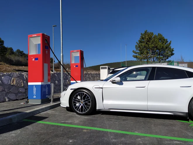 Petrolova prva ultrahitra polnilnica omogoča polnjenje z močjo do 350 kW in predstavlja pomemben korak razvoja trajnostne mobilnosti v družbi, državi in regiji. FOTO: Arhiv Petrola