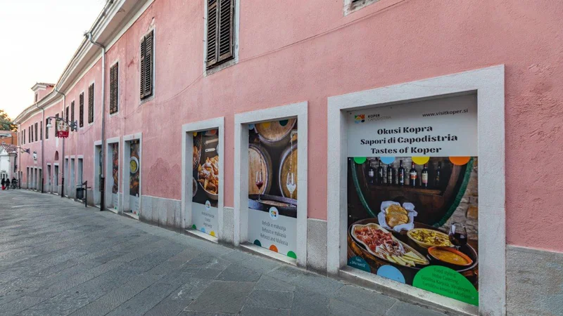 Fotografija: Na koprski Kidričevi ulici so postavili galerijo na prostem, kjer so razstavljene fotografije za Istro tipičnih izdelkov.
FOTO: Zavod za mladino, kulturo in turizem Koper