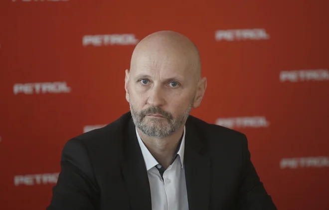 Električna polnilna infrastruktura predstavlja enega od dveh glavnih segmentov Petrolovega trajnostnega in inovativnega poslovanja, pravi član uprave Jože Bajuk. FOTO: Blaž Samec/Delo