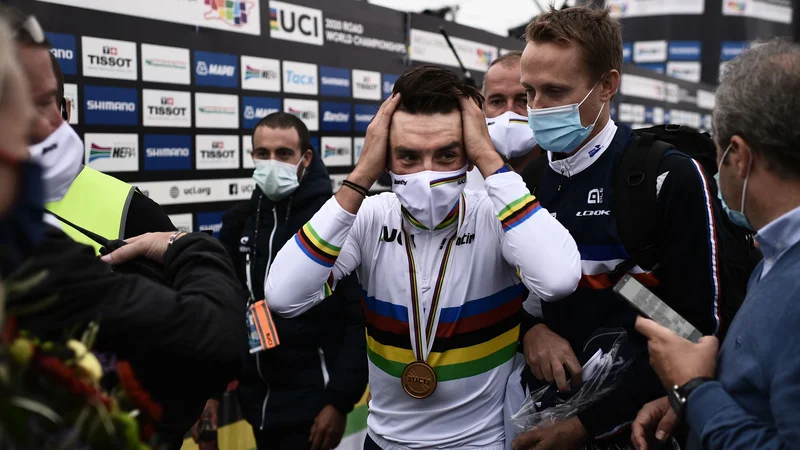 Alaphilippe se je maščeval van der Poelu. FOTO: Marco Bertorello/AFP