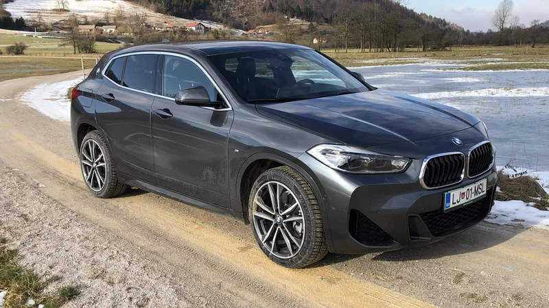 Fotografija: Že sprednja maska je drugačna v primerjavi s terensko družino X, stranski del ima nižje steklene površine, zadnji stebriček je širši, na njem pa je znak BMW. FOTO: Aljaž Vrabec