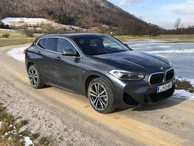 Že sprednja maska je drugačna v primerjavi s terensko družino X, stranski del ima nižje steklene površine, zadnji stebriček je širši, na njem pa je znak BMW. FOTO: Aljaž Vrabec