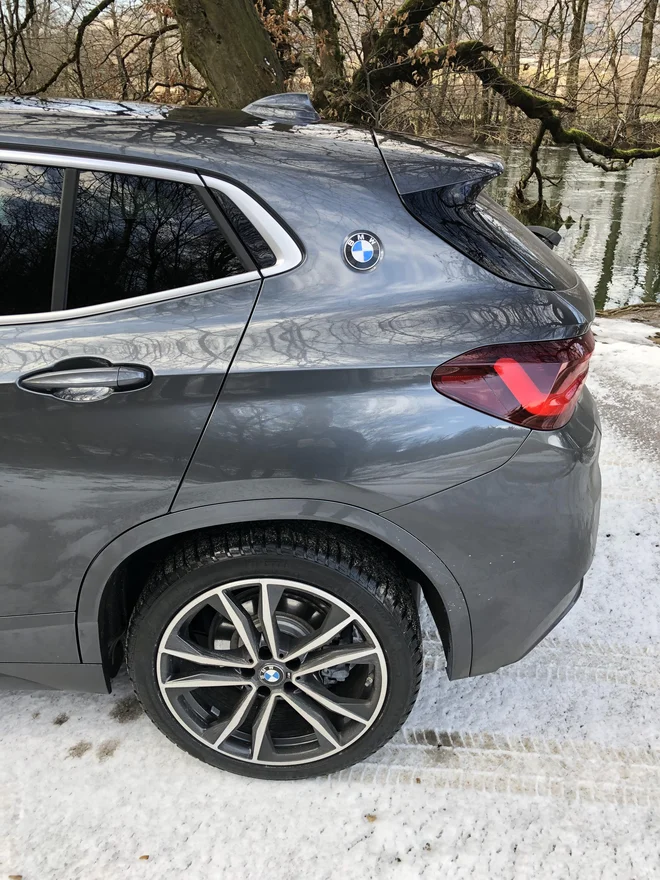 Zadnji stebriček je širši, na njem je znak BMW. FOTO: Aljaž Vrabec