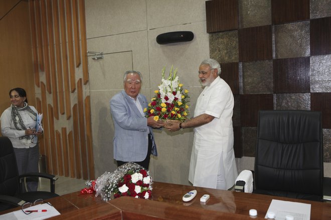 Dobre stike je imel tudi v Indiji, med drugim s predsednikom vlade Narendrom Modijem. Foto Reuters