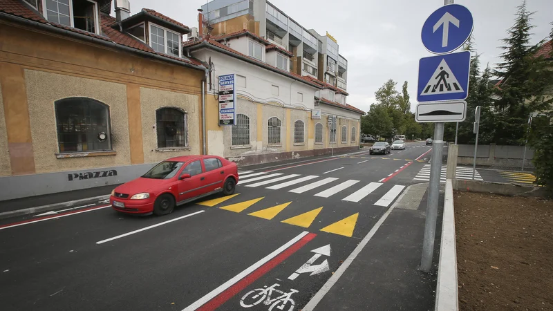Fotografija: Površine za pešce in kolesarje bodo morale potekati ločeno, ali pa bo treba uvesti ukrepe umirjanja prometa. FOTO: Jože Suhadolnik/Delo