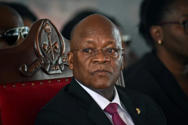 Enainšestdesetletni predsednik John Magufuli je pritegnil pozornost junija lani, ko je razglasil Tanzanijo za deželo brez covida-19. FOTO: AFP