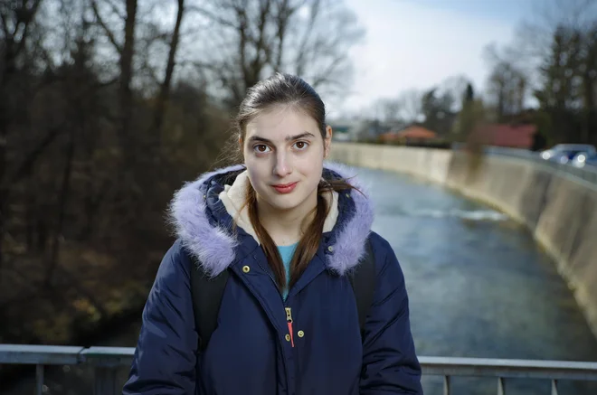 Podnebne spremembe in onesnaževanje okolja so bili med pandemijo potisnjeni na stran, čeprav bi morali prav zaradi novega koronavirusa vložiti več v varstvo narave, ne samo v zdravstvo, razmišlja Tamara. Podnebna kriza in izbruh koronavirusa sta namreč po njenem prepričanju povezana. FOTO: Jože Suhadolnik/Delo