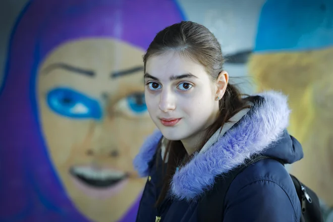 »Vse se je začelo v četrtem razredu, ko sem si ogledala film o pridobivanju palmovega olja in katastrofi za naravo in tamkajšnje živali. Uničevanje tropskega deževnega gozda, pljuč Zemlje, in ubijanje orangutanov me je zelo užalostilo.« FOTO Jože Suhadolnik/Delo