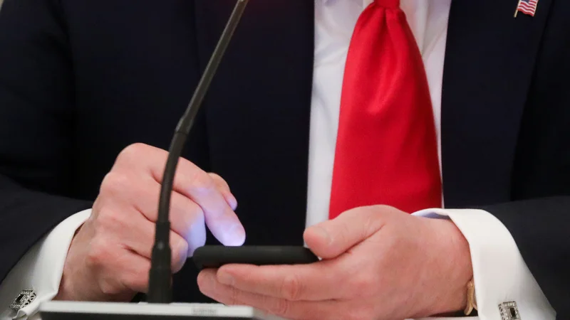 Fotografija: Kaj če bi politikom ukinili twitter oziroma, ker nisem ravno privrženka cenzure, kaj če bi bil pogoj, da greš v politiko, to, da nisi na družabnih omrežjih? FOTO: Leah Millis/Reuters