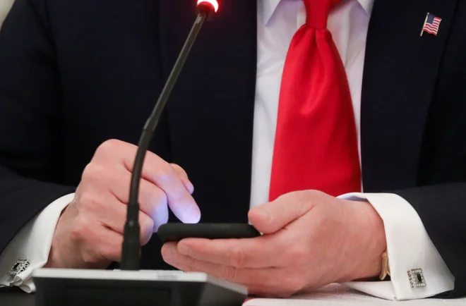 Kaj če bi politikom ukinili twitter oziroma, ker nisem ravno privrženka cenzure, kaj če bi bil pogoj, da greš v politiko, to, da nisi na družabnih omrežjih? FOTO: Leah Millis/Reuters