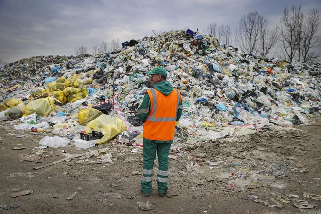 Interventni odvozi nakopičene odpadne embalaže niso poceni. FOTO: Jože Suhadolnik/Delo