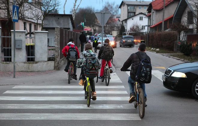 Občine naj bi prednostno urejale in razvijale infrastrukturo za pešce in kolesarje v smeri, kjer je največ prometa, na primer proti šolam. FOTO: Jože Suhadolnik/Delo