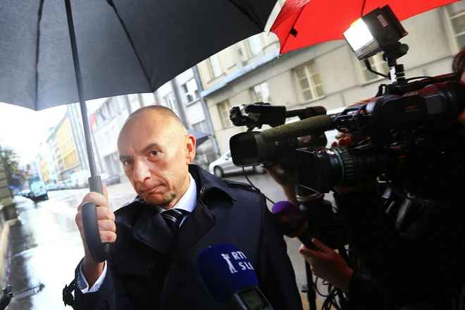 Ob razglasitvi epidemije v Sloveniji pred letom dni se je število okuženih v tednu po prvem potrjenem primeru okužbe povečalo na skoraj sto. Na fotografiji tedanji zdravstveni minister Aleš Šabeder. FOTO: Tomi Lombar/Delo