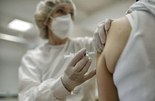 V Velenju so cepili skupno 650 zaposlenih v vzgoji in izobraževanju in nikjer drugje niso zaznali težav. FOTO: Blaž Samec/Delo