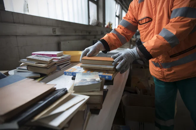 Knjig niso posebej popisovali, saj jih je bilo kar za okoli 80 škatel. FOTO: Jure Eržen/ Delo