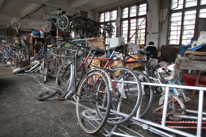 Kakšna polovica koles in njihovih delov, ki je prišla iz Roga v skladišče Voka Snage, je bila iz tamkajšnje kolesarske delavnice. FOTO: Nik Rovan