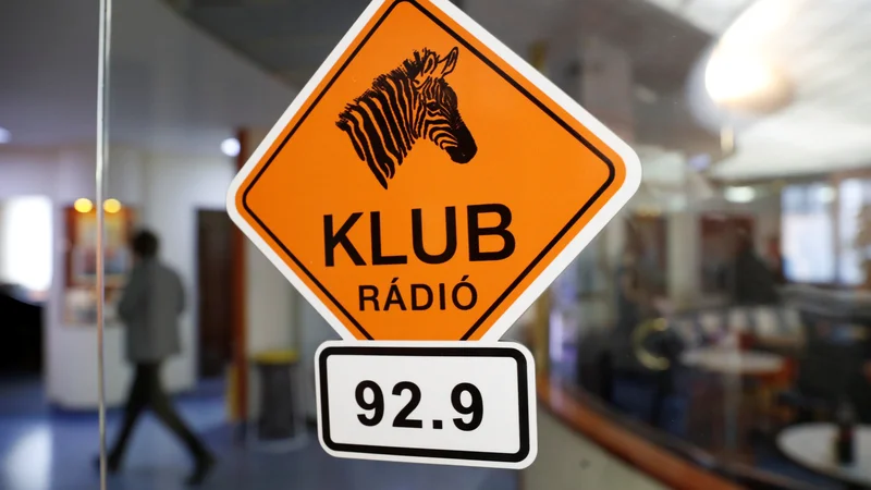 Fotografija: Na frekvenci 92.9 FM ni več mogoče slišati Klubrádia. FOTO: Bernadett Szabo/Reuters