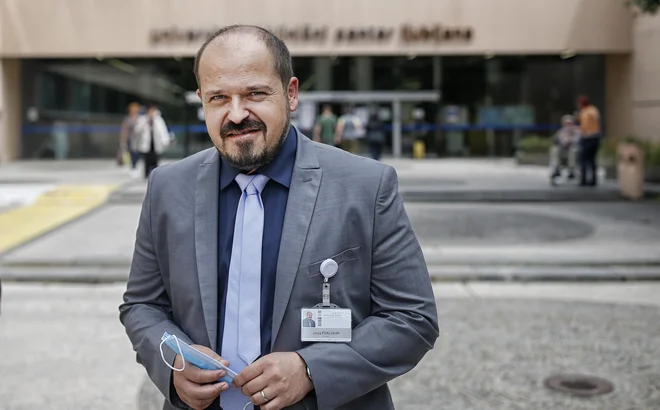 Minister za zdravje Janez Poklukar poudarja, da ni razlogov za prekinitev cepljenja s cepivom AstraZenece. FOTO: Blaž Samec/Delo