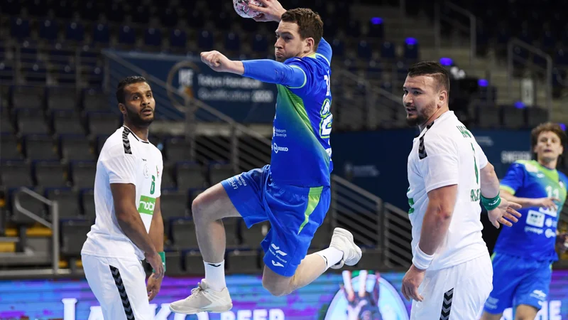 Fotografija: Miha Zarabec je bil prehiter za alžirsko obrambo. FOTO: Annegret Hilse/Reuters