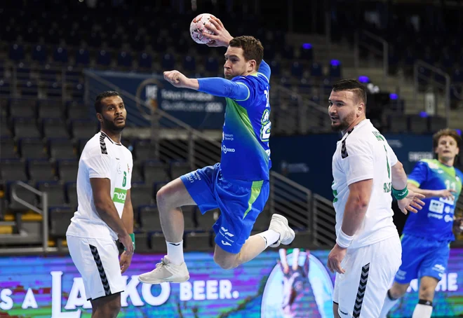 Miha Zarabec je bil prehiter za alžirsko obrambo. FOTO: Annegret Hilse/Reuters