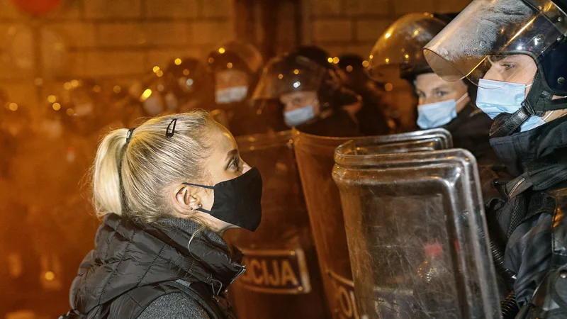 Protestiranje proti vladi je v Sloveniji prepovedano in kaznivo dejanje. FOTO Blaž Samec/Delo