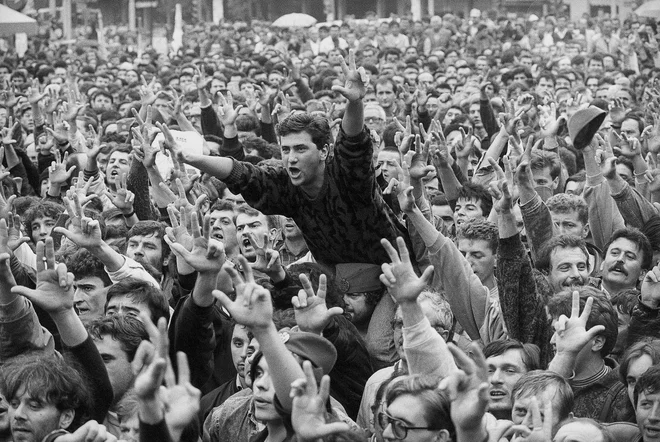 Študentski protest na Terazijah je nekoliko zamajal Miloševićev režim. Fotografiji Joco Žnidaršič